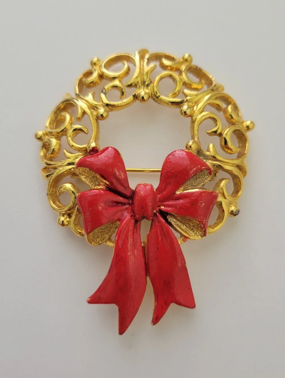 Vtg JJ Jonette Shiny Gold Tone Christmas Holiday Wreath Brooch Pin Red Bow